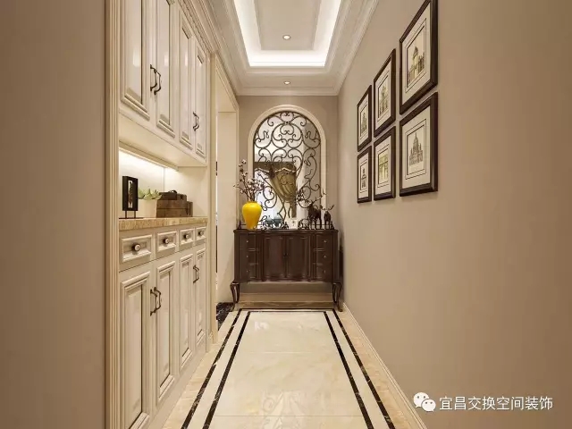 玄關以簡潔示人，近乎純色的世界，加入簡練直挺的線條，精致小件裝飾品，使空間大氣，悅動生活?！鞠Ｍ腿艘贿M門就能喜歡上這里】