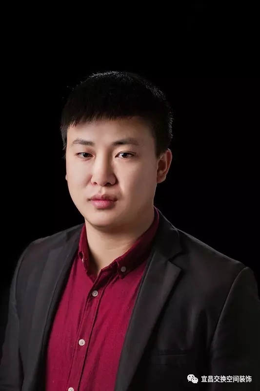 董寬
交換空間裝飾主任設計師
國家注冊室內設計師
畢業(yè)院校：湖北交通職業(yè)技術學院
設計理念：做設計如做人，不僅要有個性還要有內涵！
經(jīng)典案例：鑫鼎大廈/清江尚玲瓏/清江潤城/梅嶺一號/東郡/香山福久源/宜化新天地/上上城/天域水岸等