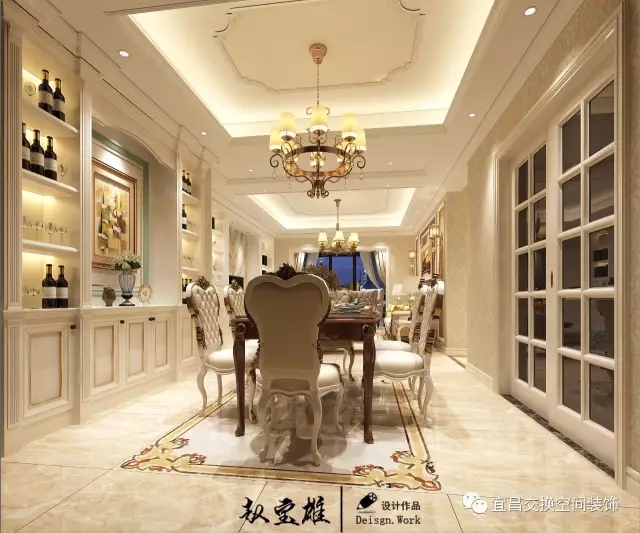 歐式餐座椅組合，高檔的酒柜設(shè)計，在吊柜下燈的照耀下更顯高貴，地面采用全瓷瓷磚，天然的紋理和自然的色彩，使餐廳的檔次毫無保留地體現(xiàn)出來。