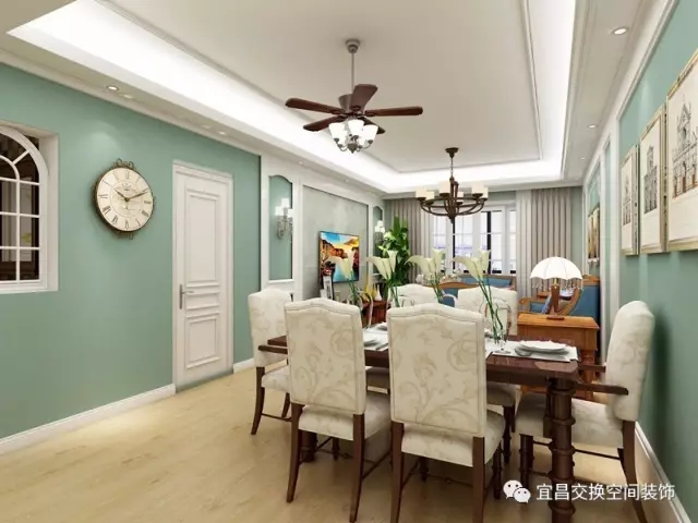 餐廳設(shè)計，原木餐桌搭配白色暗紋軟包餐椅，體現(xiàn)美式的精致，沒有繁復(fù)的空間布局，顯得非常現(xiàn)代且實用，無論是客廳的吊燈，還是腳下的地板，都沒有瑣碎多余的設(shè)計，簡約柔和，讓人感覺溫暖且舒適。